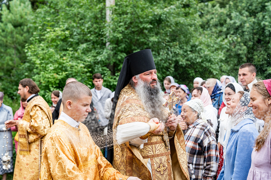Архиерейское богослужение в Иоанно-Предтеченском храме города Чехова в праздник Рождества Пророка, Предтечи и Крестителя Господня Иоанна